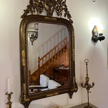 Vintage House Close Proximity To Water's Edge *